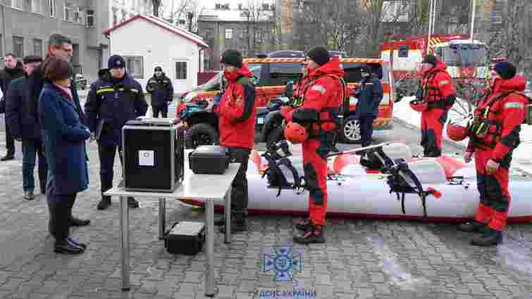 Рятувальники Прикарпаття отримали від Польщі катамаран, квадроцикл та обладнання на 1 млн грн