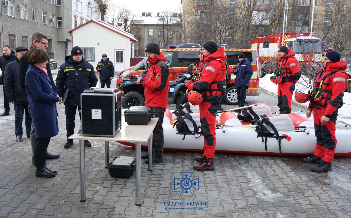 Рятувальники Прикарпаття отримали від Польщі катамаран, квадроцикл та обладнання на 1 млн грн