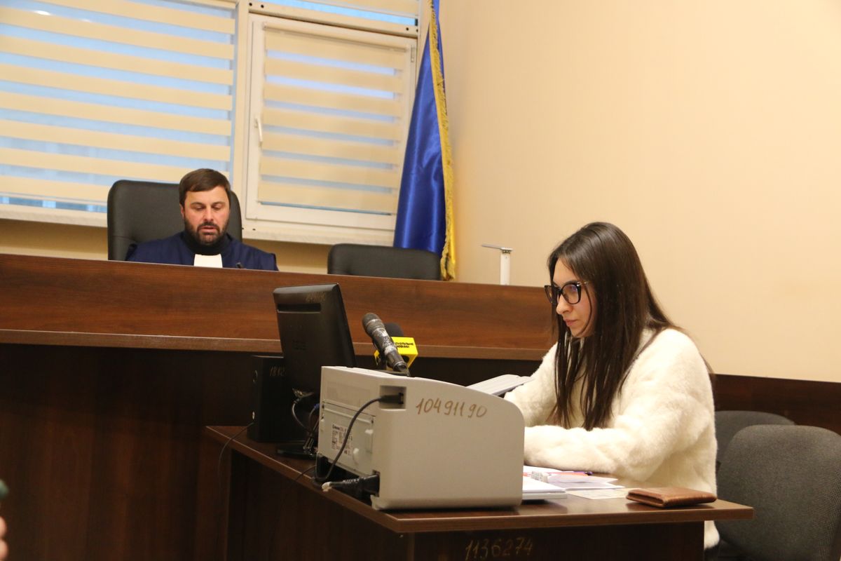 Порошенко через суд хоче повернути мільйон гривень за квитки на літак