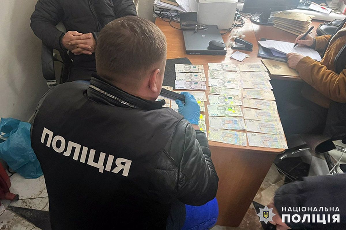 Комунальник з Хмельницького вимагав хабарі за захоронення автомобільних шин