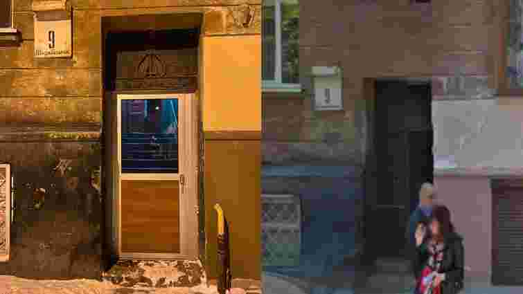 У Львові мешканці будинку замінили сецесійну браму на пластикові двері