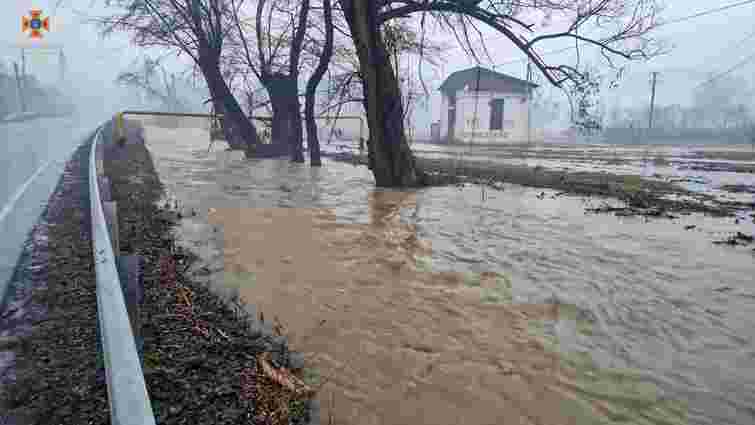 На Закарпатті через дощі підтопило 330 га угідь, на Хустщині перекрито дорогу