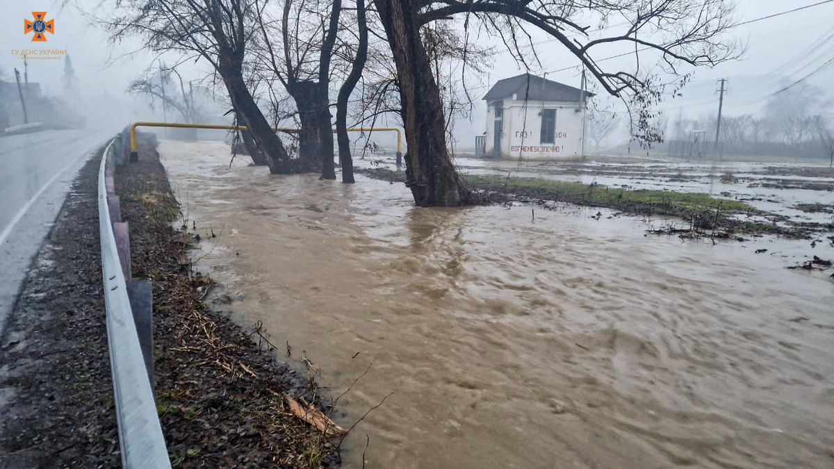 На Закарпатті через дощі підтопило 330 га угідь, на Хустщині перекрито дорогу