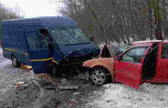 На Тернопільщині у важкій ДТП зіткнулися мікроавтобус та легковий автомобіль