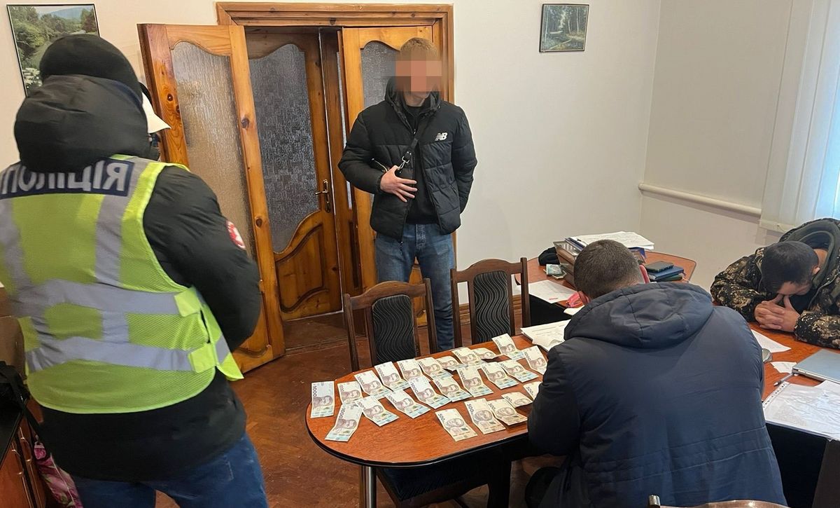 На Тернопільщині лісничий вимагав хабар в підприємця за придбання ялинок  