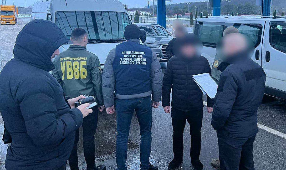 На кордоні з Польщею під час передачі хабара затримали переправника ухилянтів