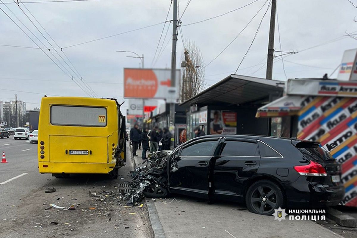У Києві водій легковика вʼїхав у зупинку та на смерть збив людину