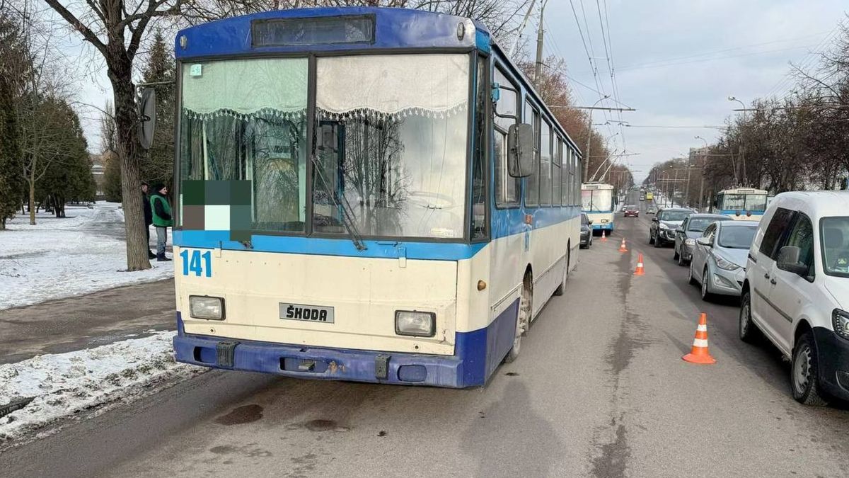 У Рівному тролейбус на смерть збив 64-річну жінку