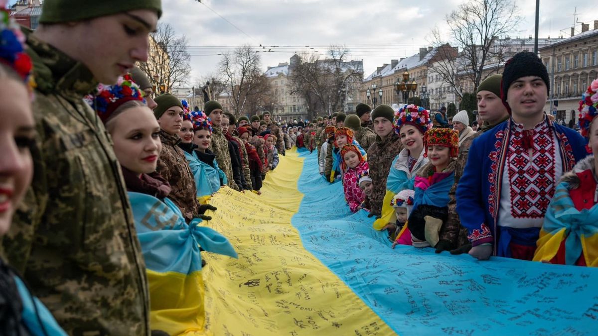 У Львові встановили рекорд із розгортання прапора з найбільшою кількістю підписів