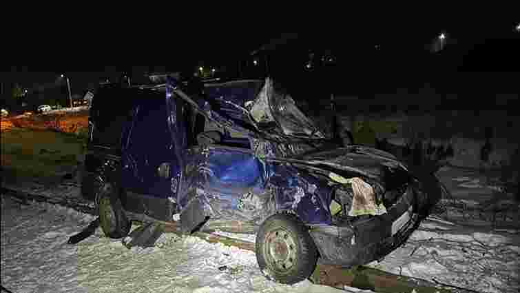 Біля Франківська 68-річний водій Renault загинув після зіткнення із пасажирським поїздом