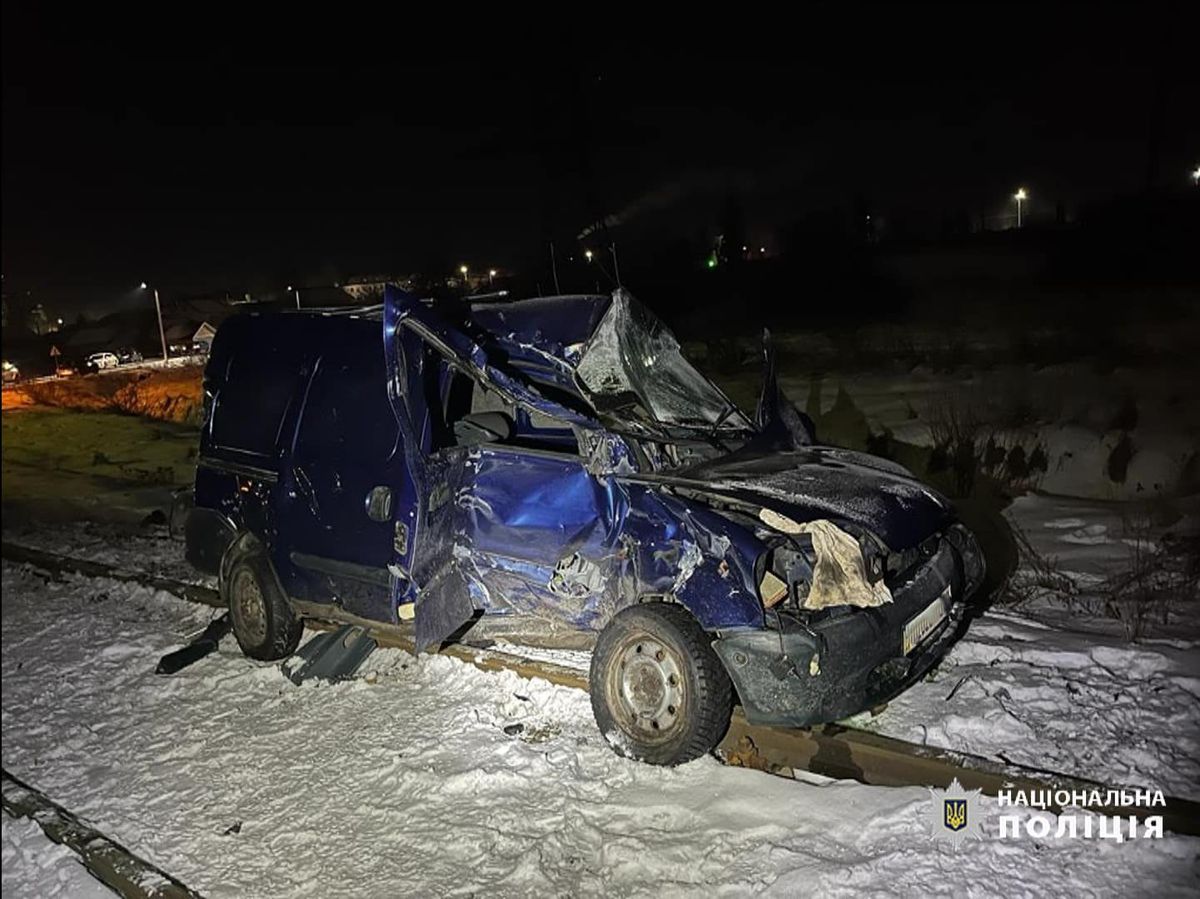 Біля Франківська 68-річний водій Renault загинув після зіткнення із пасажирським поїздом