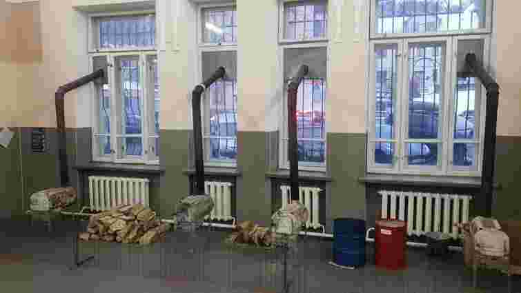 Міська рада Чернівців вимагає демонтувати буржуйки із залу очікування залізничного вокзалу