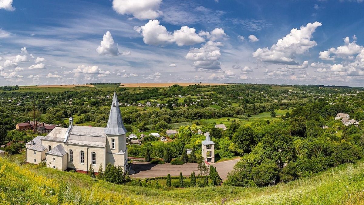 Зіньків: середньовічна вежа, унікальна дерев’яна церква і ковбаса
