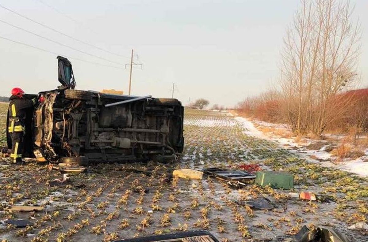 Поблизу Ковеля з'їхав з дороги і перекинувся мікроавтобус, загинув пасажир