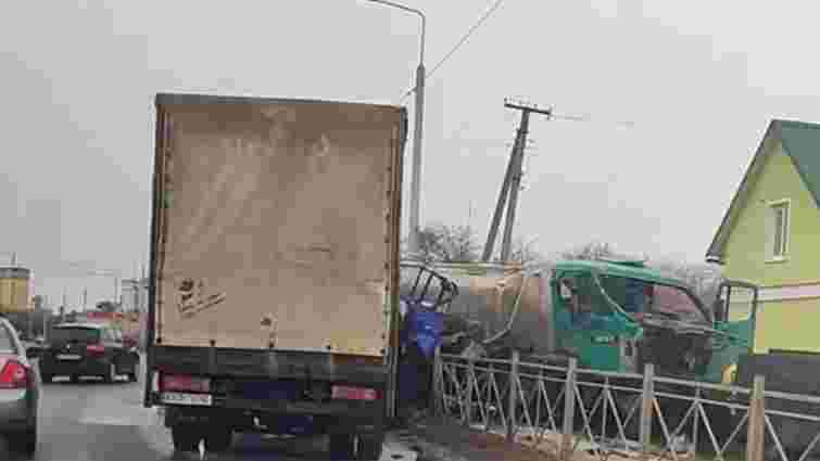 На Тернопільщині молоковоз протаранив вантажівку і в'їхав в приватне подвір'я