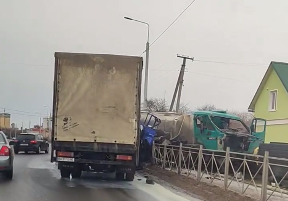 На Тернопільщині молоковоз протаранив вантажівку і в'їхав в приватне подвір'я
