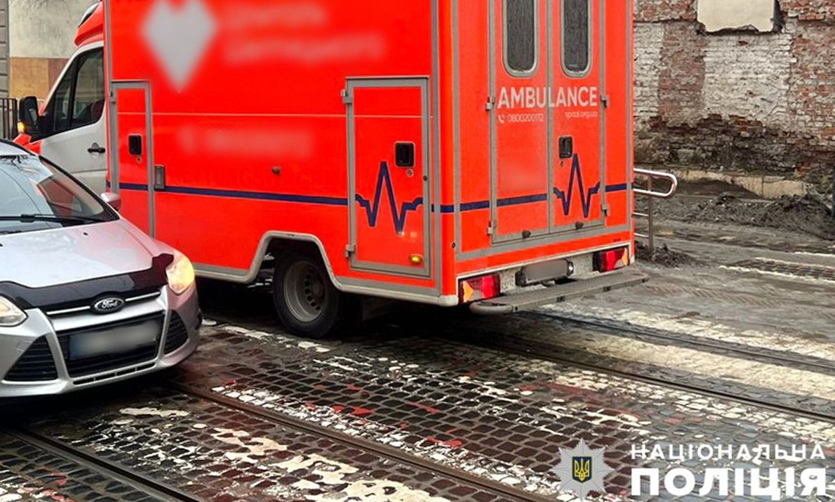 Автомобіль «швидкої» збив 31-річну львів’янку на переході