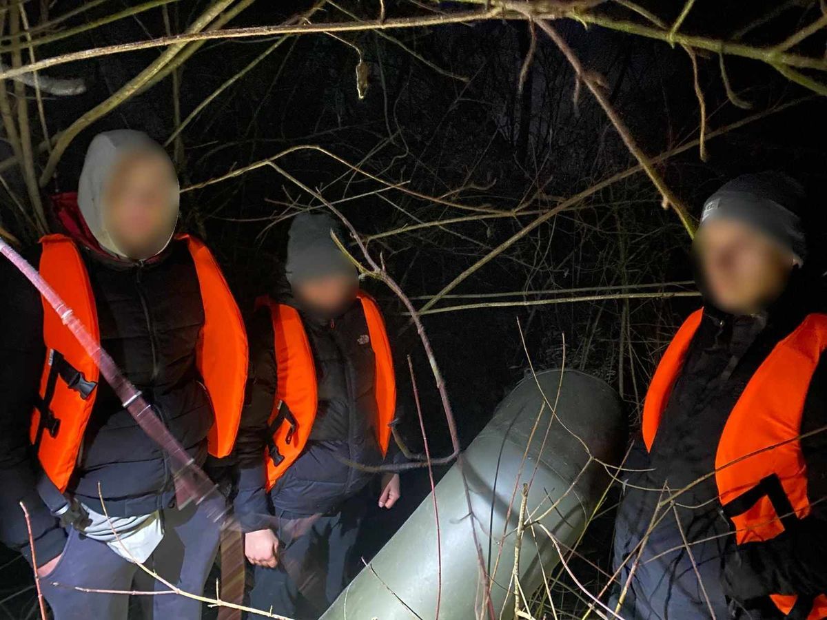Прикордонники затримали трьох закарпатців, які на човні втікали в Угорщину