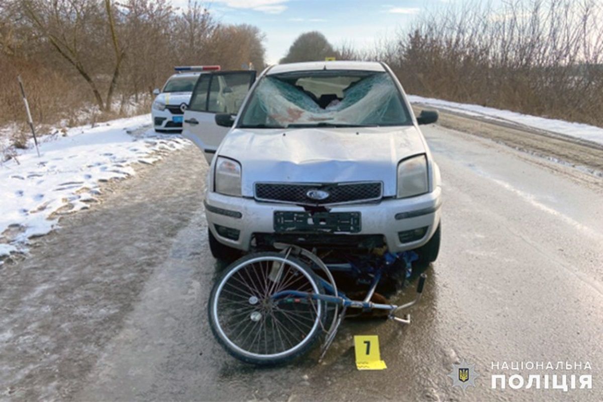 58-річний велосипедист загинув внаслідок наїзду авто на Хмельниччині