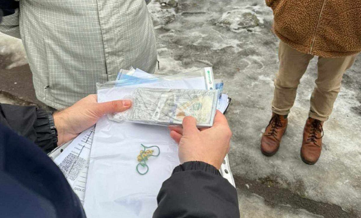 Львівського прикордонника затримали на хабарі від ухилянта