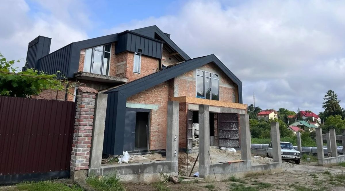 Суд закрив справу про подарований сину львівського військкома будинок у Брюховичах