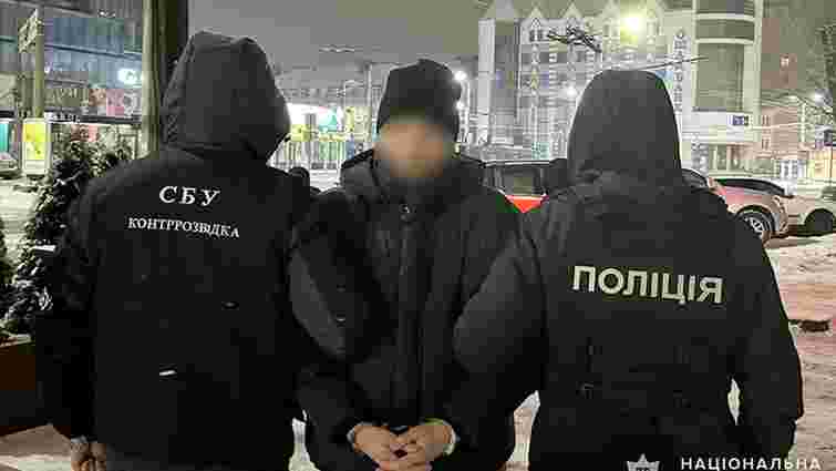 26-річного барбера з Хмельницького затримали за переправлення ухилянтів за кордон