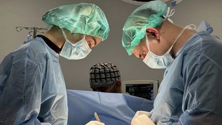 Львівські медики пересадили двом чоловікам нирки від неродинного донора