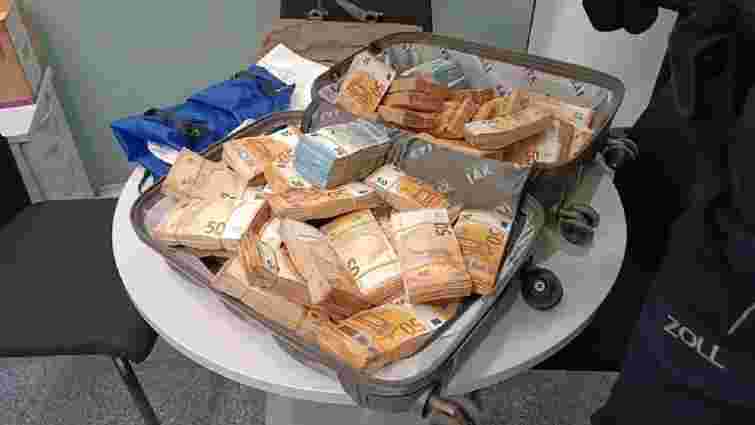 В аеропорту Мюнхена затримали українського пенсіонера, який перевозив 455 тис. євро