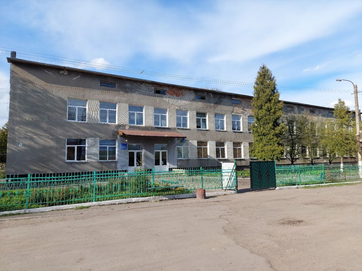 Директорка училища на Львівщині виписувала премії своїй матері
