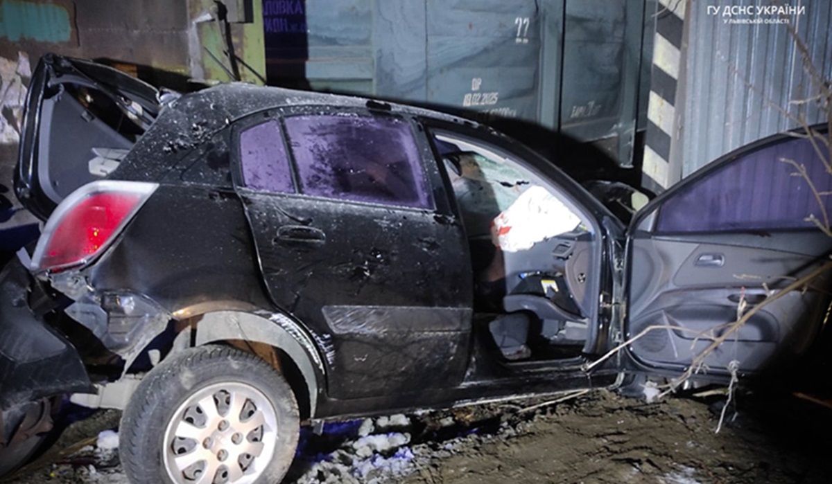 У Львові легковик влетів у вантажний потяг, водія з авто вирізали рятувальники