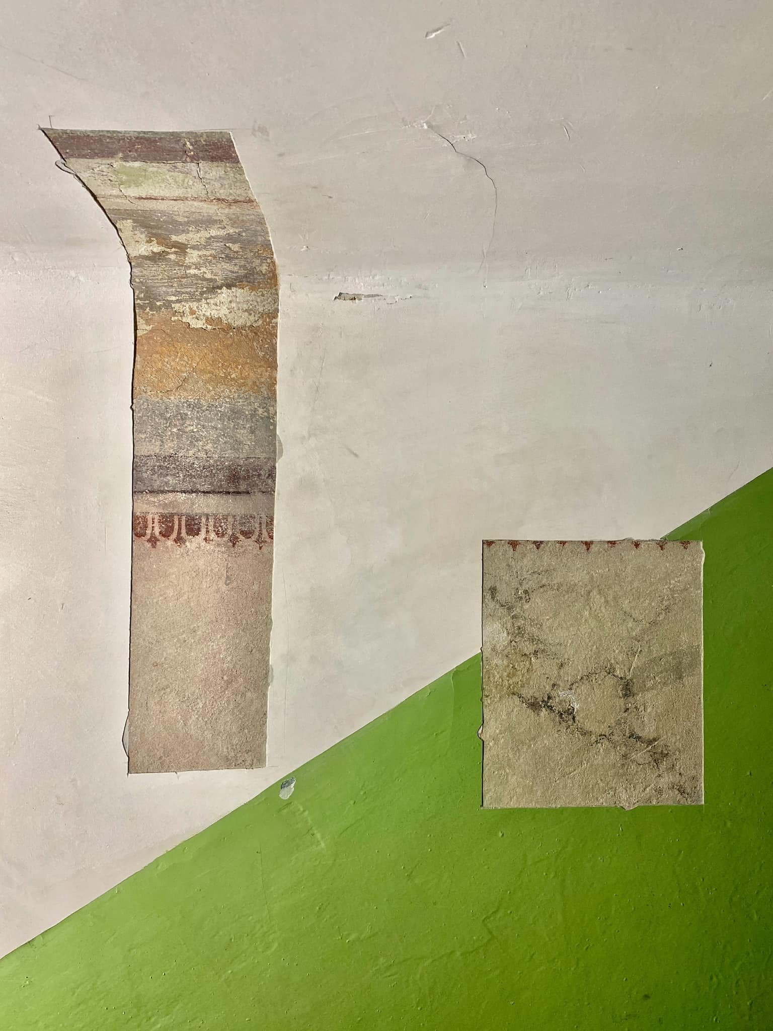 Оздоблена сходова клітка, замальована в радянські часи олійною фарбою