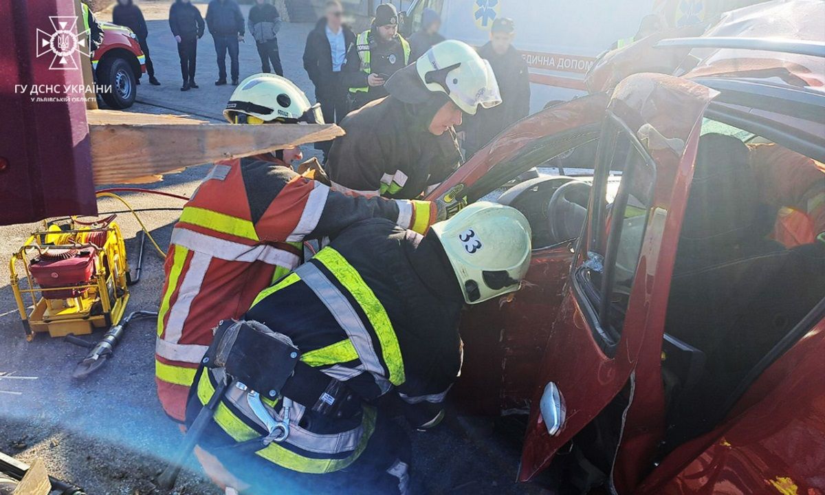 На трасі Львів – Червоноград автомобіль врізався в огорожу, троє потерпілих