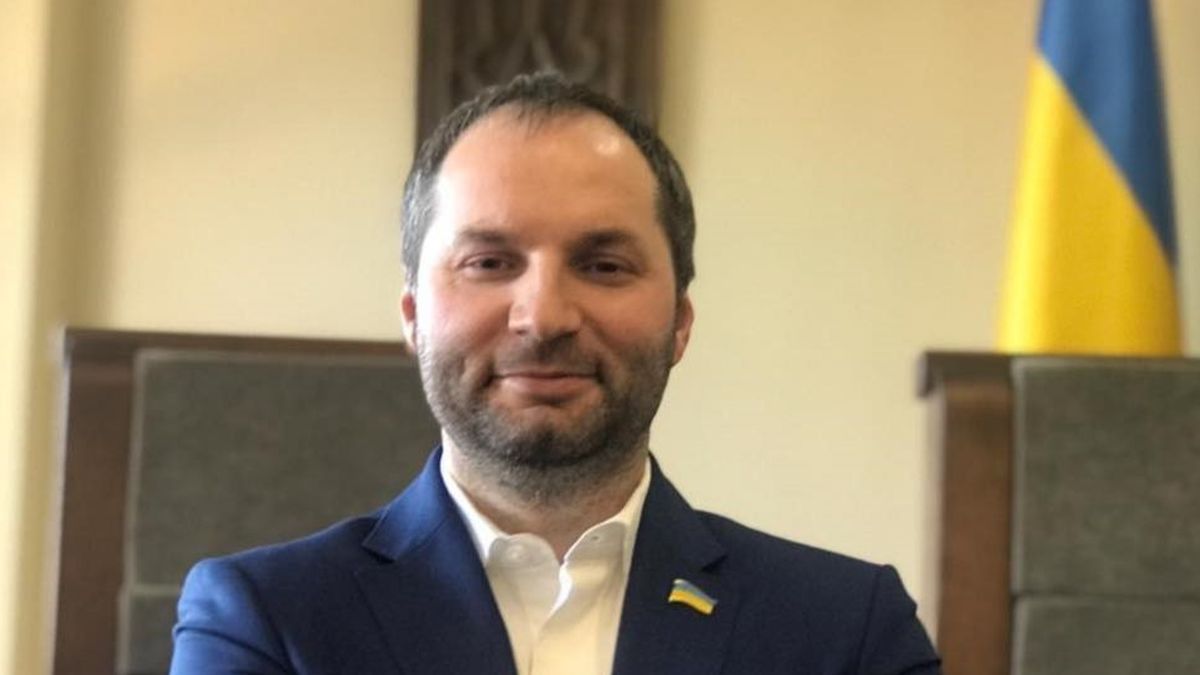 У Коломиї звільнили секретаря міськради, який порівняв депутатку з відьмою