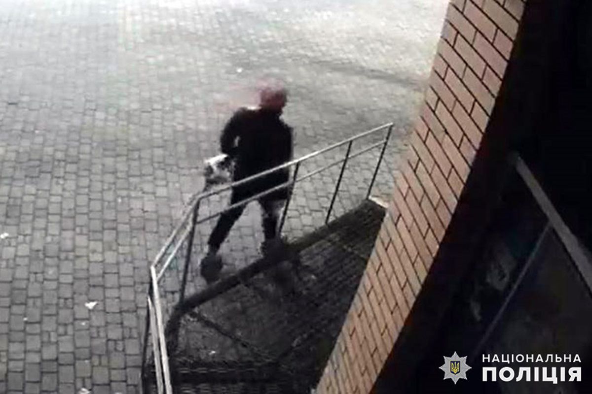 У Хмельницькому затримали чоловіка за крадіжку квітів з Алеї Героїв