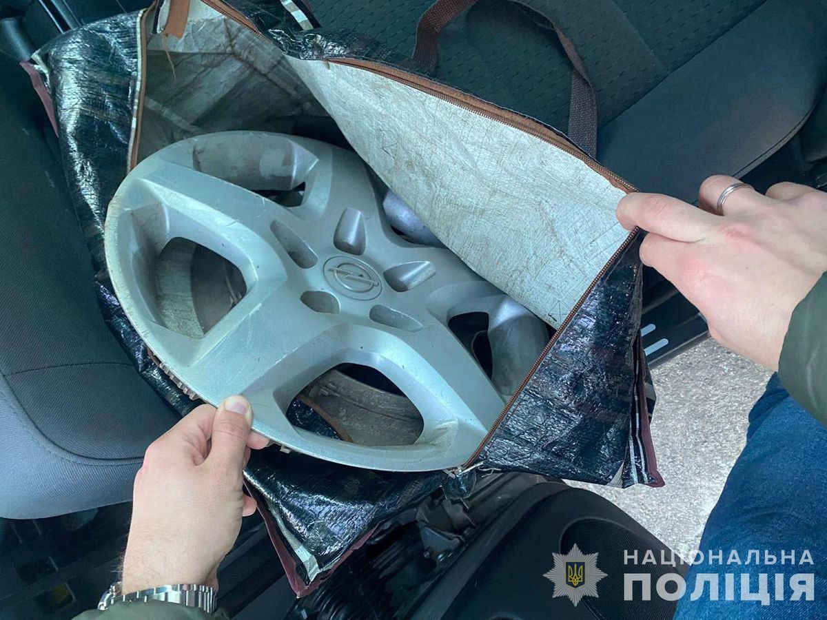 У Луцьку затримали чоловіка за систематичні крадіжки автомобільних ковпаків
