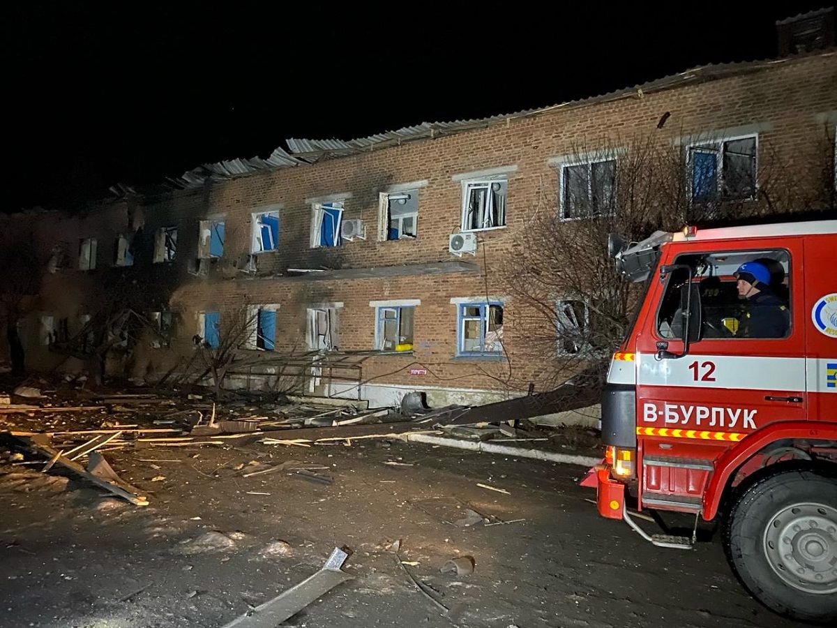 Росіяни вдарили авіабомбами по цивільній лікарні на Харківщині, є постраждалі