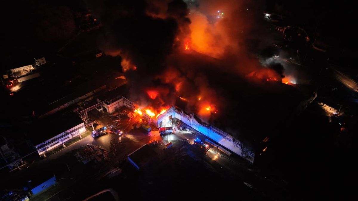 Вночі у Нововолинську сталась масштабна пожежа на птахофабриці