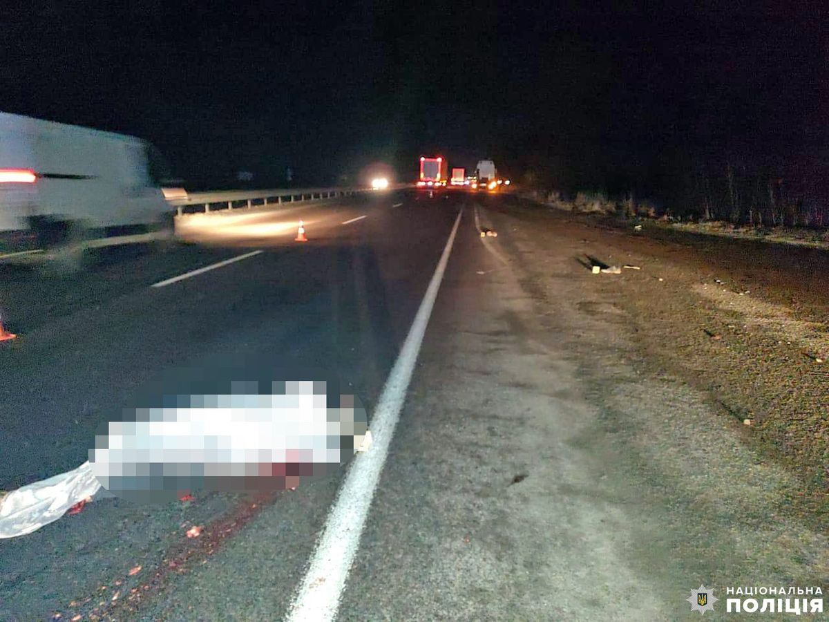 На Рівненщині водій вантажівки переїхав лежачого 43-річного чоловіка