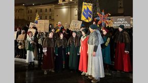 У Львові рідні захисників Маріуполя влаштували акцію-розколяду, щоб нагадати про полонених
