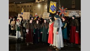У Львові рідні захисників Маріуполя влаштували акцію-розколяду, щоб нагадати про полонених