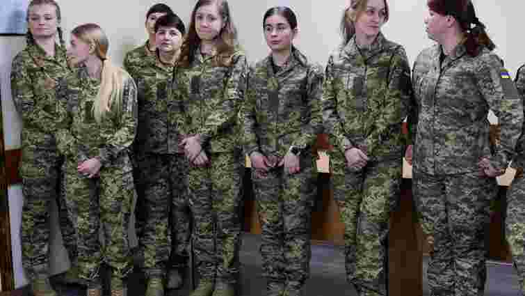 Військовослужбовиці ЗСУ отримали перші комплекти жіночої військової форми