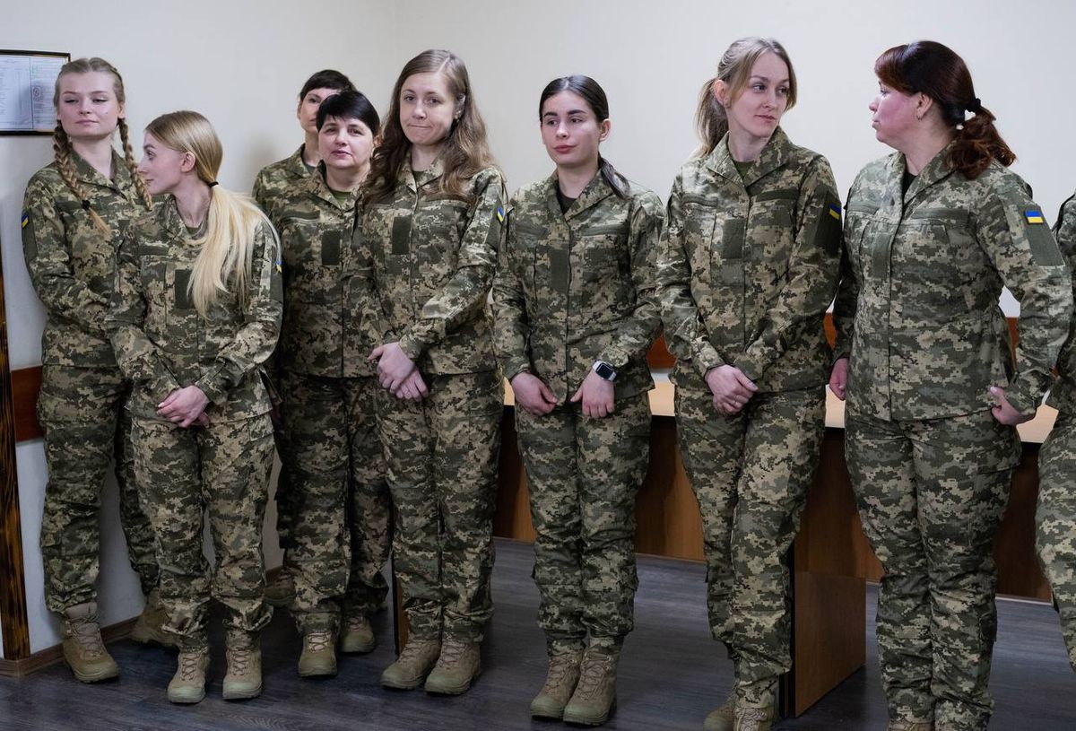 Військовослужбовиці ЗСУ отримали перші комплекти жіночої військової форми
