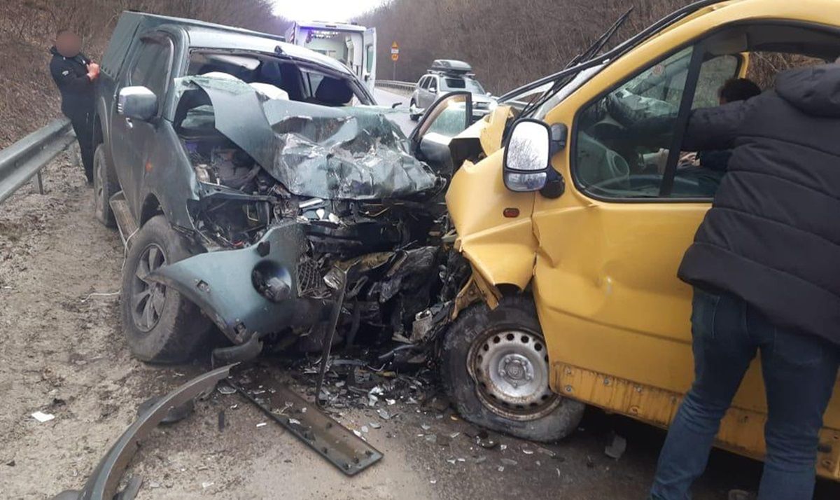 На Львівщині мікроавтобус в’їхав у пікап, один загиблий та восьмеро поранених