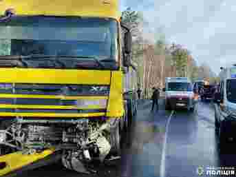 На Рівненщині зіткнулись мікроавтобус і фура, троє загиблих 