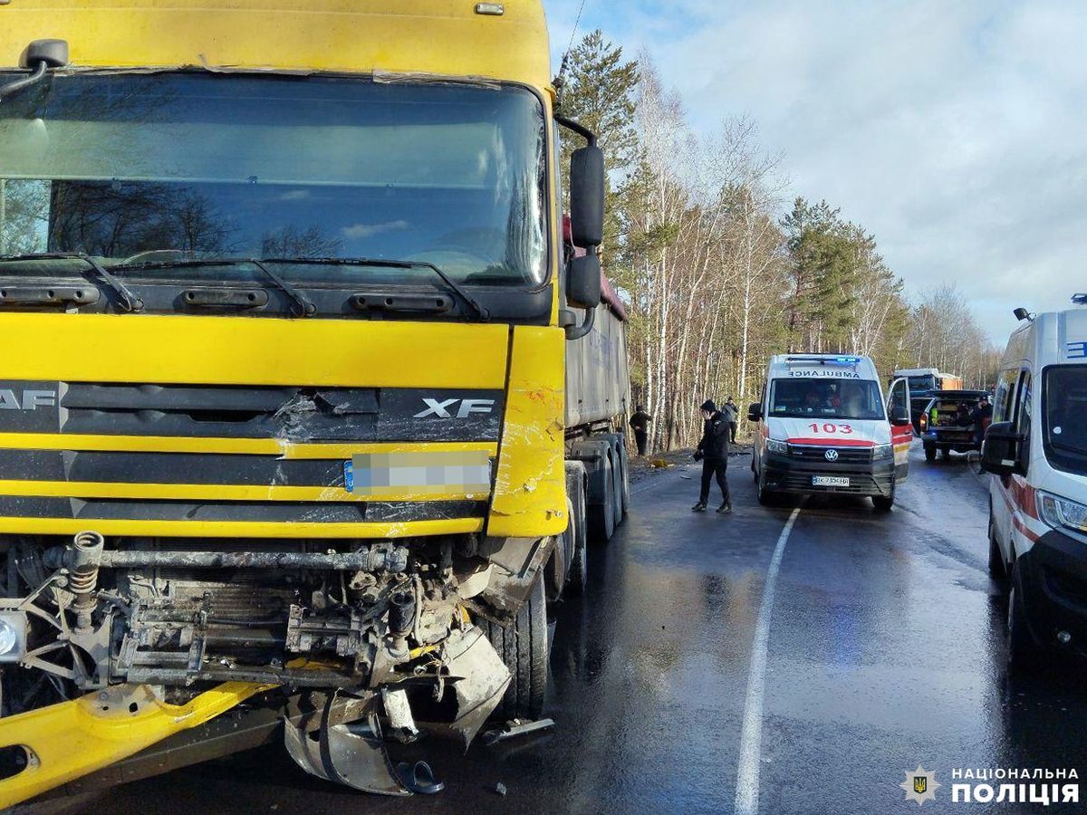 На Рівненщині зіткнулись мікроавтобус і фура, четверо загиблих 