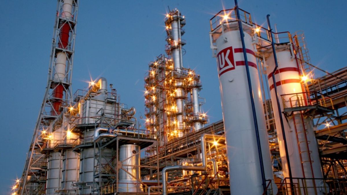 У Росії через атаку БПЛА загорівся провідний нафтопереробний завод «Лукойл»