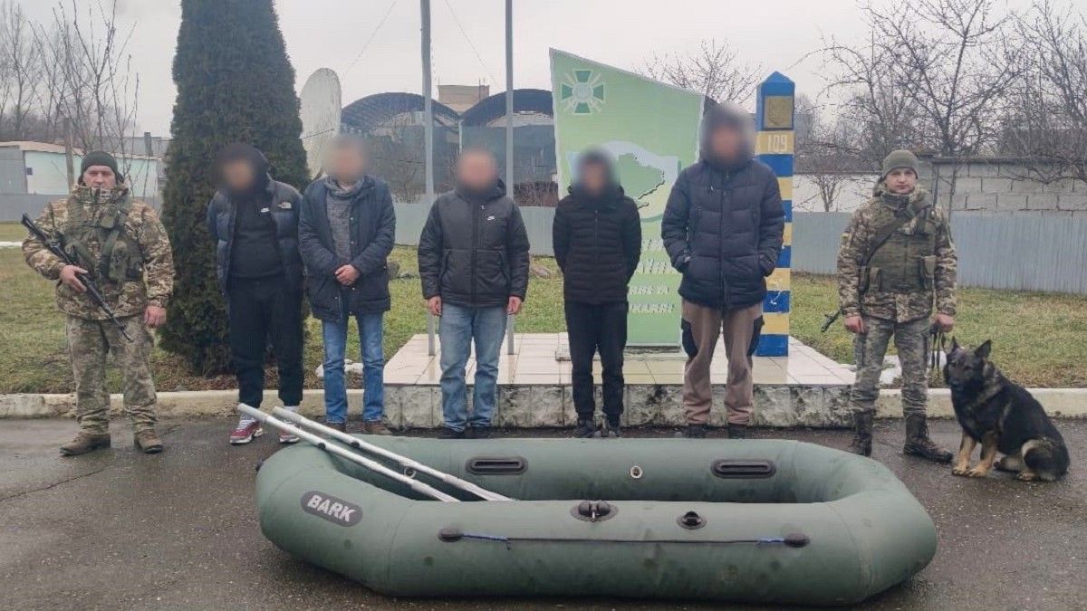 Прикордонники затримали на березі Тиси п’ятьох ухилянтів з надувним човном