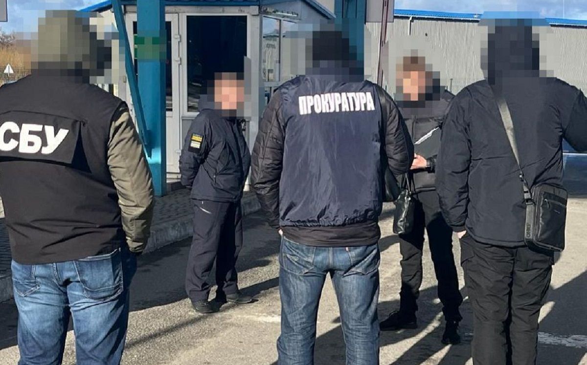 Львівського митника затримали за побори з перевізників
