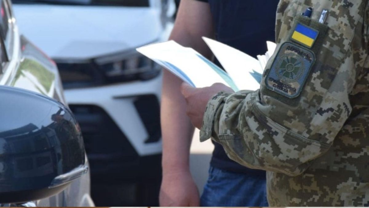 У Львові суд звільнив від покарання екс-прикордонника, який продавав дані чоловіків