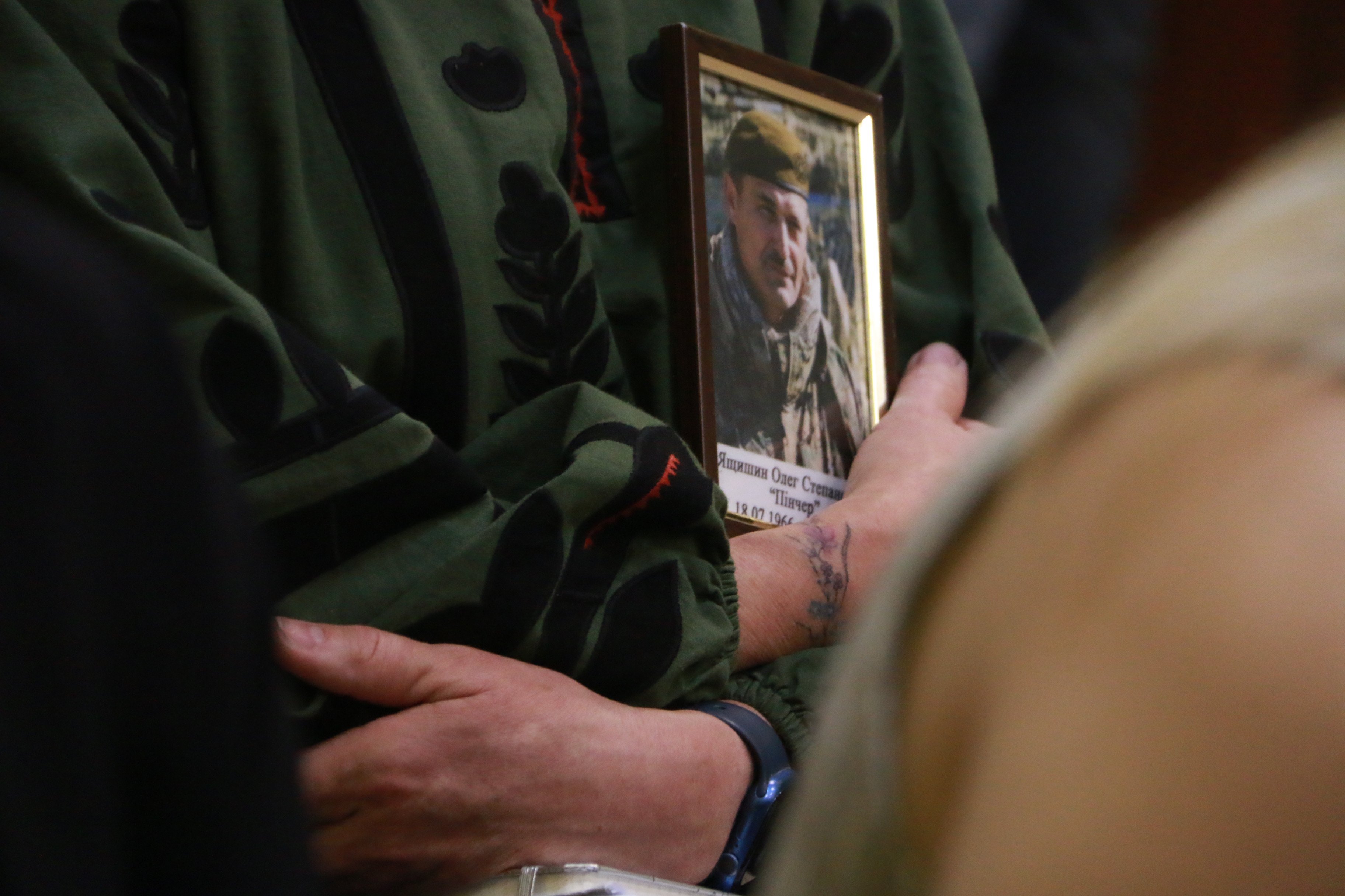 Дружина загиблого на Яворівському полігоні 55-річного Олега Ящишина принесла його фото (Фото ZAXID.NET)